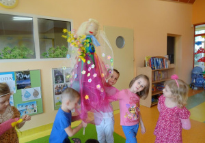 Grupa dzieci prezentuje panią Wiosnę.